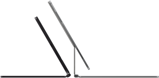 Dva iPady Pro připnuté k Magic Keyboardu, pohled z boku, tenký profil, vesmírně černá barva, reproduktory a USB‑C port, jeden napůl otevřený, druhý ve stříbrné barvě otevřený a nakloněný dozadu, takže je vidět plovoucí konzolová konstrukce klávesnice, reproduktory a mikrofon